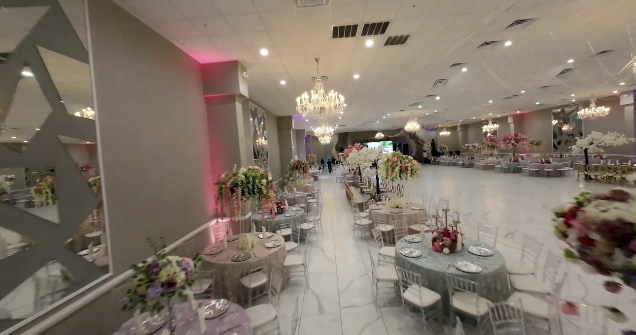 Salón de Hacienda Bella Terra Events con candelabros de cristal y mesas decoradas con flores